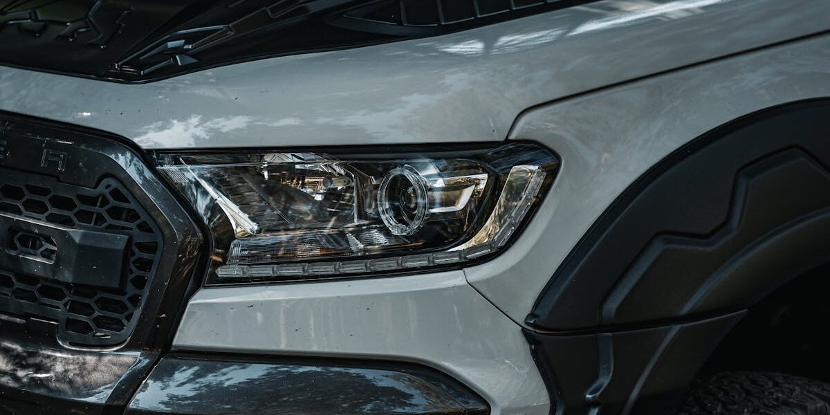 Eine schöne Autokarosserie. Sind komplexen Reparaturen bei jeder Beule notwendig? Ist die Karosserie Ihres Autos nach einer Panne beschädigt? Falls ja, sollen Sie nach einer bekannten Autowerkstatt suchen. Natürlicherweise gibt es verschiedene Werkstätte, die ihren Kunden eine umfassende Unfall und Karosserieservice anbieten. Relevant: nicht immer sind große Reparaturen nötig. Zurzeit bieten ihren Auftraggebern immer mehr professionelle Werkstätte auch die sog. Smart Repair Leistungen an. Im Rahmen der Smart-Reparaturen können überdies kleine Lackbeschädigungen unauffällig und fachgerecht korrigiert werden. In der Werkstatt muss zuerst der richtige Farbton angemischt und dann mit professionellen Lackierpistolen aufgetragen. Gibt es Kratzer bzw. verschiedene Unebenheiten auf der Karosserie Ihres Fahrzeuges? Falls ja, muss die Schadstelle zuerst genau gereinigt werden. Danach wird die Schadstelle grundiert und dann mit einem qualitativ hochwertigen Lack lackiert. Bei Smart Repair handelt es sich um moderne Methoden, mit denen kleinere sowie mittelgroße Schäden ohne Demontage schnell entfernt werden können. Echte Fachleute sind imstande sowohl Beulen als auch Dellen lackschonend zu reparieren. Auch Lackschäden sowie Kratzer und Steinschläge können im Rahmen von Smart-Repair Verfahren entfernt werden. Benötigen Sie Informationen zu Auto Delle entfernen? In unserem Artikel erfahren Sie mehr zu zuverlässigenund preisgünstigen Smart-Reparaturen. Worauf beruhen Smart Repair Leistungen? Es geht in dieser Situation um ein Verfahren, mit dem kleinere beschädigte Bereiche auf der Autokarosserie schnell repariert und bei Bedarf lackiert werden. In einer seriӧsen Werkstatt können solche Smart-Reparaturen können meistens innerhalb von 1-3 Stunden erledigt werden. Beulendoktoren brauchen nur wenig Zeit für eine zeitintensive Demontage der beschädigten Bauteile und auch die spätere Montage der Teile entfällt. schöne Autokarosserie