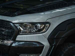 Eine schöne Autokarosserie. Sind komplexen Reparaturen bei jeder Beule notwendig?
Ist die Karosserie Ihres Autos nach einer Panne beschädigt? Falls ja, sollen Sie nach einer bekannten Autowerkstatt suchen. Natürlicherweise  gibt es verschiedene Werkstätte, die ihren Kunden eine umfassende Unfall und Karosserieservice anbieten. Relevant: nicht immer sind große Reparaturen nötig. Zurzeit bieten ihren Auftraggebern immer mehr professionelle Werkstätte auch die sog. Smart Repair Leistungen an. Im Rahmen der Smart-Reparaturen können überdies kleine Lackbeschädigungen unauffällig und fachgerecht korrigiert werden. In der Werkstatt muss zuerst der  richtige Farbton angemischt und dann mit professionellen Lackierpistolen aufgetragen. Gibt es Kratzer bzw. verschiedene Unebenheiten auf der Karosserie Ihres Fahrzeuges? Falls ja, muss die Schadstelle zuerst genau gereinigt werden. Danach wird die Schadstelle grundiert und dann mit einem qualitativ hochwertigen Lack lackiert.
Bei Smart Repair handelt es sich um moderne Methoden, mit denen kleinere sowie mittelgroße Schäden ohne Demontage schnell entfernt werden können. Echte Fachleute sind imstande sowohl Beulen als auch Dellen lackschonend zu reparieren. Auch Lackschäden sowie Kratzer und Steinschläge können im Rahmen von Smart-Repair Verfahren entfernt werden. Benötigen Sie Informationen zu Auto Delle entfernen? In unserem Artikel erfahren Sie mehr zu zuverlässigenund preisgünstigen Smart-Reparaturen. 
Worauf beruhen Smart Repair Leistungen? Es geht in dieser Situation um ein Verfahren, mit dem kleinere beschädigte Bereiche auf der Autokarosserie schnell repariert und bei Bedarf lackiert werden. In einer seriӧsen Werkstatt können solche Smart-Reparaturen können meistens innerhalb von 1-3 Stunden erledigt werden. Beulendoktoren brauchen nur wenig Zeit für  eine zeitintensive Demontage der beschädigten Bauteile  und auch die spätere Montage der Teile entfällt. 
schöne Autokarosserie
