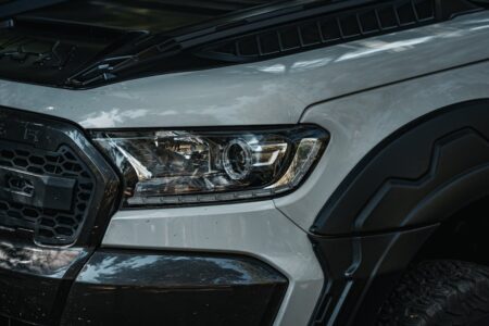 Eine schöne Autokarosserie. Sind komplexen Reparaturen bei jeder Beule notwendig? Ist die Karosserie Ihres Autos nach einer Panne beschädigt? Falls ja, sollen Sie nach einer bekannten Autowerkstatt suchen. Natürlicherweise gibt es verschiedene Werkstätte, die ihren Kunden eine umfassende Unfall und Karosserieservice anbieten. Relevant: nicht immer sind große Reparaturen nötig. Zurzeit bieten ihren Auftraggebern immer mehr professionelle Werkstätte auch die sog. Smart Repair Leistungen an. Im Rahmen der Smart-Reparaturen können überdies kleine Lackbeschädigungen unauffällig und fachgerecht korrigiert werden. In der Werkstatt muss zuerst der richtige Farbton angemischt und dann mit professionellen Lackierpistolen aufgetragen. Gibt es Kratzer bzw. verschiedene Unebenheiten auf der Karosserie Ihres Fahrzeuges? Falls ja, muss die Schadstelle zuerst genau gereinigt werden. Danach wird die Schadstelle grundiert und dann mit einem qualitativ hochwertigen Lack lackiert. Bei Smart Repair handelt es sich um moderne Methoden, mit denen kleinere sowie mittelgroße Schäden ohne Demontage schnell entfernt werden können. Echte Fachleute sind imstande sowohl Beulen als auch Dellen lackschonend zu reparieren. Auch Lackschäden sowie Kratzer und Steinschläge können im Rahmen von Smart-Repair Verfahren entfernt werden. Benötigen Sie Informationen zu Auto Delle entfernen? In unserem Artikel erfahren Sie mehr zu zuverlässigenund preisgünstigen Smart-Reparaturen. Worauf beruhen Smart Repair Leistungen? Es geht in dieser Situation um ein Verfahren, mit dem kleinere beschädigte Bereiche auf der Autokarosserie schnell repariert und bei Bedarf lackiert werden. In einer seriӧsen Werkstatt können solche Smart-Reparaturen können meistens innerhalb von 1-3 Stunden erledigt werden. Beulendoktoren brauchen nur wenig Zeit für eine zeitintensive Demontage der beschädigten Bauteile und auch die spätere Montage der Teile entfällt. schöne Autokarosserie