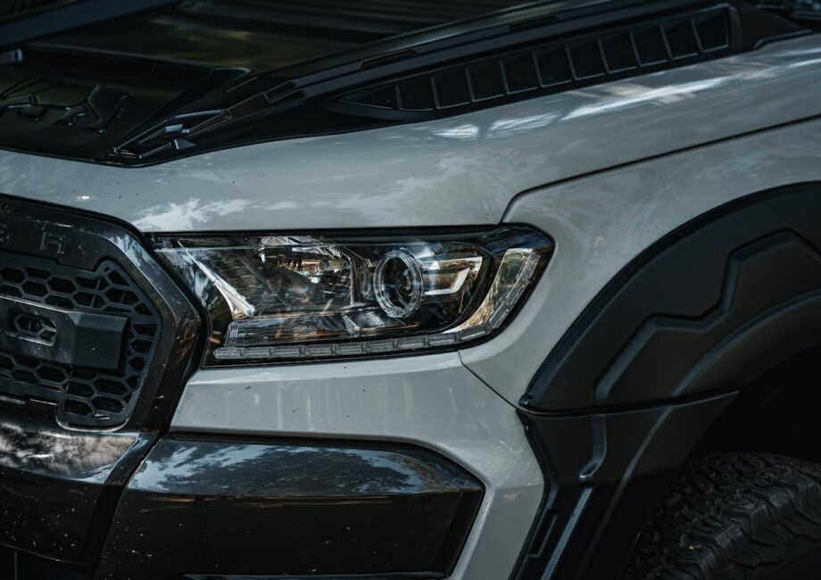 Eine schöne Autokarosserie. Sind komplexen Reparaturen bei jeder Beule notwendig? Ist die Karosserie Ihres Autos nach einer Panne beschädigt? Falls ja, sollen Sie nach einer bekannten Autowerkstatt suchen. Natürlicherweise gibt es verschiedene Werkstätte, die ihren Kunden eine umfassende Unfall und Karosserieservice anbieten. Relevant: nicht immer sind große Reparaturen nötig. Zurzeit bieten ihren Auftraggebern immer mehr professionelle Werkstätte auch die sog. Smart Repair Leistungen an. Im Rahmen der Smart-Reparaturen können überdies kleine Lackbeschädigungen unauffällig und fachgerecht korrigiert werden. In der Werkstatt muss zuerst der richtige Farbton angemischt und dann mit professionellen Lackierpistolen aufgetragen. Gibt es Kratzer bzw. verschiedene Unebenheiten auf der Karosserie Ihres Fahrzeuges? Falls ja, muss die Schadstelle zuerst genau gereinigt werden. Danach wird die Schadstelle grundiert und dann mit einem qualitativ hochwertigen Lack lackiert. Bei Smart Repair handelt es sich um moderne Methoden, mit denen kleinere sowie mittelgroße Schäden ohne Demontage schnell entfernt werden können. Echte Fachleute sind imstande sowohl Beulen als auch Dellen lackschonend zu reparieren. Auch Lackschäden sowie Kratzer und Steinschläge können im Rahmen von Smart-Repair Verfahren entfernt werden. Benötigen Sie Informationen zu Auto Delle entfernen? In unserem Artikel erfahren Sie mehr zu zuverlässigenund preisgünstigen Smart-Reparaturen. Worauf beruhen Smart Repair Leistungen? Es geht in dieser Situation um ein Verfahren, mit dem kleinere beschädigte Bereiche auf der Autokarosserie schnell repariert und bei Bedarf lackiert werden. In einer seriӧsen Werkstatt können solche Smart-Reparaturen können meistens innerhalb von 1-3 Stunden erledigt werden. Beulendoktoren brauchen nur wenig Zeit für eine zeitintensive Demontage der beschädigten Bauteile und auch die spätere Montage der Teile entfällt. schöne Autokarosserie